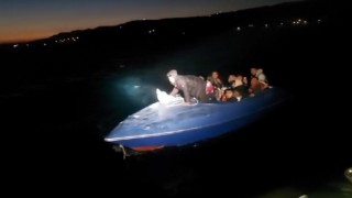 Çanakkale açıklarında sürüklenen teknedeki 17 kaçak göçmen kurtarıldı