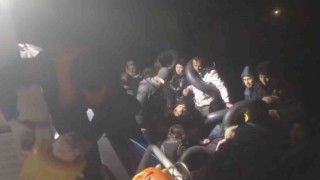 Çanakkalede arızalanan lastik botla sürüklenen 36 kaçak göçmen kurtarıldı