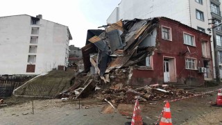 Çanakkalede atıl vaziyetteki 2 katlı bina çöktü