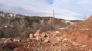 Çankırıda heyelan köy yolunu ulaşıma kapattı