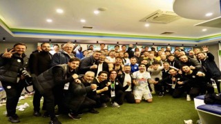 Çaykur Rizespordan Trabzonspor maçı sonrası galibiyet pozu