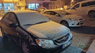 Çelikhanda mevsimin ilk kar yağışı başladı
