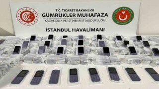 Cep telefonlarını kablo diye yurda sokarken yakalandılar