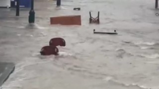 Çeşmede sağanak: Masa ve sandalyeler akıntıya kalıp sürüklendi