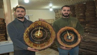 Ceviz ağaçlarının parçalarını süs eşyasına dönüştürüyorlar