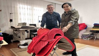 Çeyizinden kalan dikiş makinesiyle yular dikmeye başlayan Nezahat usta, evinin odasında diktiği eyerleri 81 ile satıyor