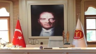 CHPli başkanın Bilecikte durmadığını iddia ederek boş koltuklu makam odasının fotoğrafını paylaştı