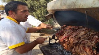 Ciğer kenti Diyarbakırda cağ kebabı ustası ve lisanslı arıcı, fuarda ürünlerini sergiledi