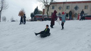 Çocuklar poşetlerle kayarak karın keyfini çıkarttı