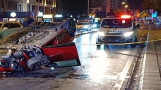 Çöp kamyonuna çarpan otomobil takla attı