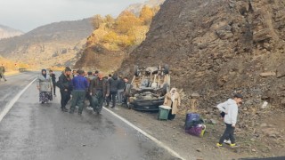 Çukurcada minibüs takla attı: 11 yaralı