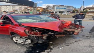 D-100de feci kaza: Otomobilin motoru yola savruldu