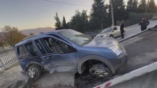 D-650de hafif ticari araç ile otomobil çarpıştı: 5 yaralı