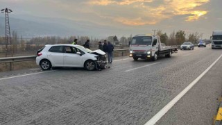 D100de otomobil bariyerlere çarptı: 1 yaralı