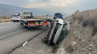 D100de otomobil yan yattı: 1i çocuk 3 yaralı