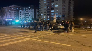 Demir bariyerlere çarpan otomobilin sürücüsü yaralandı