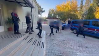 Denizlide bıçakla 200 bin lira gasp eden iki şüpheli tutuklandı