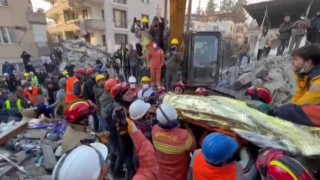 Depremde annesini ve kardeşini kaybeden genç, çamaşır makinesinin yanına sığınarak enkaz altında 6 gün yaşama tutundu