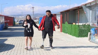 Depremde bacaklarını kaybeden genç, asrın felaketi sonrası evlendiği eşiyle aylar sonra el ele tutuşup yürümenin mutluluğunu yaşıyor