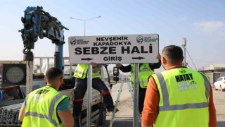 Depremin ardından oluşan adres belirsizliği yenilenen tabelalarla ortadan kalkıyor