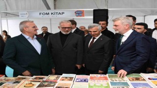 Depremzede şehir Kahramanmaraşta kitap fuarına yoğun ilgi