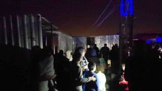 Depremzedeleri korkutan yangın: 3 konteyner alevlere teslim oldu