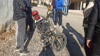 Derecikte motosiklet otomobile çarptı: 1 yaralı