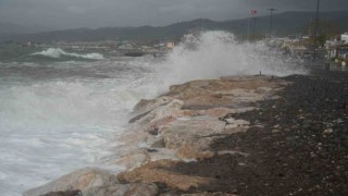 Dev dalgalar sahilleri dövüyor