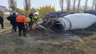 Devrilen beton mikseri içindeki beton boşaltılarak kaldırıldı