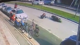 Devrilerek 300 metre sürüklenen motosiklet kazası kamerada