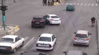 Dikkatsizlik ve hız kazaya neden oldu: O anlar kamerada