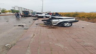 Direğe çarpan Fiat Tofaş otomobil ikiye bölündü, sürücü yaralandı