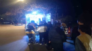 Direksiyon hakimiyetini kaybeden motosikletli dereye uçtu