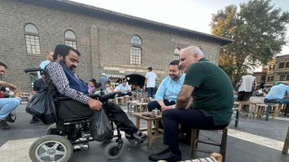 Diyarbakır Valisi Zorluoğlu, korumasız halkın arasında gezdi