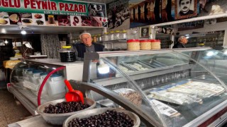 Diyarbakırda 90 yaşındaki esnaf köy peynirlerini toplayıp müşterilerine satıyor