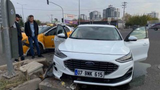 Diyarbakırda iki otomobil çarpıştı: 1 yaralı