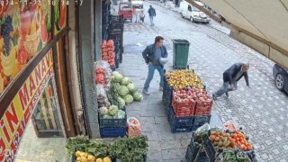 Diyarbakırda kaldırımda yürüyen adamın kalp krizi geçirme anı kameraya yansıdı