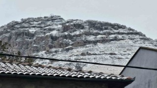Diyarbakırda mevsimin ilk karı yağdı