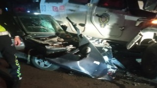 Diyarbakırda otomobil polis aracına çarptı: 3 yaralı