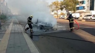 Diyarbakırda seyir halinde otomobil yandı