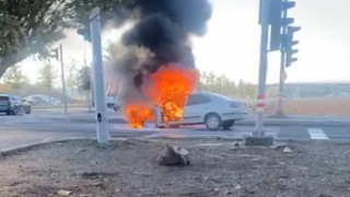 Diyarbakırda seyir halindeki otomobil alev topuna döndü