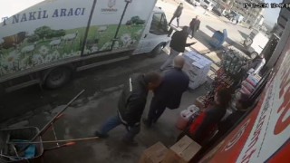 Doğanşehirde deprem anında yaşananlar güvenlik kamerasına yansıdı