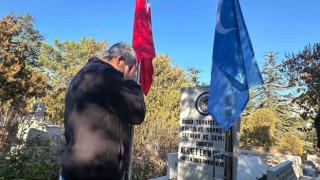 Doğu Türkistanın İlk Cumhurbaşkanı Buğranın mezarına ülkenin bayrağı dikildi