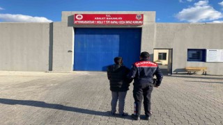 Dolandırıcılık suçundan aranan şahsı jandarma yakaladı