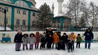 Domaniçte çocuklar mevsimin ilk karını dualarla karşıladı