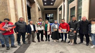 Dünya 3.sü boksör Alperen Yılmaz, Rizede tulumla karşılandı