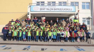 Dünya Çocuk Hakları Günü nedeniyle jandarma ekiplerinden ilkokul ziyareti