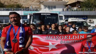 Dünya ikincisi güreşçiye memleketinde coşkulu karşılama