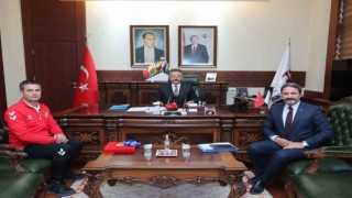 Dünya şampiyonu Erkan Balk Vali Aksoyu ziyaret etti