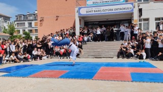 Dünya şampiyonu öğretmen uçarak ders işliyor, öğrenciler onun gibi olmak istiyor